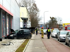Kolizja na Kościuszki. Toyota prawie wjechała do sklepu