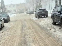 Ślisko przy SP nr 7 w Chojnicach. Mieszkańcy alarmują, urzędnicy odpowiadają
