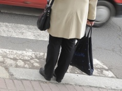 Ten błąd popełnia wiele kobiet. Zakładają płaszcz i idą na miasto. "Nie mogę na to patrzeć"