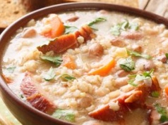 Kiedy skończył się PRL, każdy zapomniał o tej zupie. Babcia gotowała częściej niż krupnik czy pomidorówkę