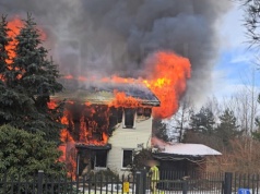 Potężny pożar domu pod Warszawą. Budynek jest cały objęty ogniem