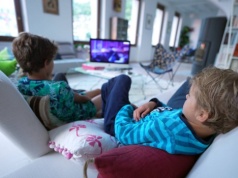 Rodzice myślą, że to zwykłe filmiki z YouTube. Minecraft wciąga młodsze dzieci za mocno