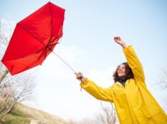 Na Podkarpaciu mocno powieje. Trzeba będzie uważać na czapki