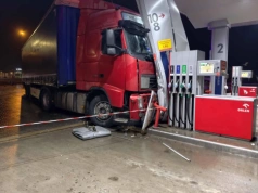 Kolejna ciężarówka uderzyła w stację paliw – gołoledź na MOP-ie przy trasie S8