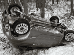Dramat na trasie. Nagłe dachowanie osobówki. Służby w akcji
