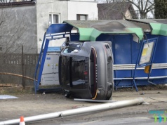 Porsche uderzyło w przystanek autobusowy na ul. Wojska Polskiego - Aktualizacja