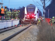Samochód dostawczy zmiażdżony przez pociąg. Trudna akcja strażaków