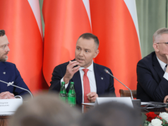 Było po 14, gdy rozpoczęło się spotkanie, Tusk wyjechał po 4 godzinach. Teraz burza w sieci