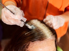 Nakładają na włosy, aby zakryć odrost. Potem fryzjer ma problem. "Zostawiają osad"