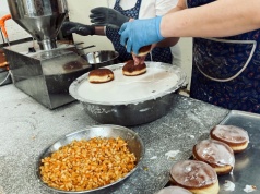 Cukiernicy dwoją się i troją, by zdążyć z produkcją na najbardziej słodki dzień w roku