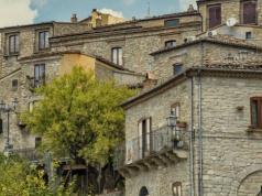 Kamienna perła, która olśniewa swoim pięknem. To tam tradycja stoi na straży ciszy i spokoju