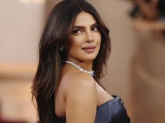 Zapozowała w "nagiej" sukience. Niewiele kobiet by się odważyło