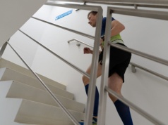 Pobiegną na 37. piętro wieżowca Rondo 1. Wydarzenie wesprze Wioskę Dziecięcą w Kraśniku