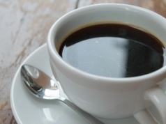 Kawa z mlekiem czy czarna? Jeden detal całkowicie zmienia reakcję organizmu na kofeinę