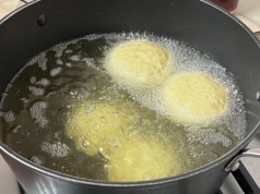 Co zrobić ze zużytym olejem po smażeniu pączków? To nie takie proste. Nigdy nie rób jednej rzeczy