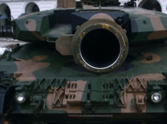 SAFE a sprawa polska, zawieszenie broni na linii „rząd-szef NBP”, auta już nie na minuty, a drony pod obstrzałem (Najważniejsze informacje dnia)