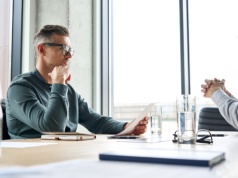 Szef ma prawo żądać podania przyczyny zwolnienia z powodu siły wyższej