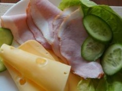 Miliony Polaków kładą codziennie na kanapki, a żołądek cierpi. Trawi się godzinami