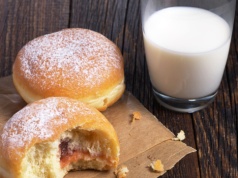 Pączek ze skyrem lub kefirem to patent na zdrowszy tłusty czwartek. Tak działa