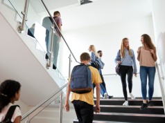 Uczniowie mają czas do 28 lutego. Decyzja o szkolnym stroju i smartfonach