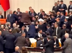 Chcieli zablokować zaprzysiężenie ministra. Bójka w tureckim parlamencie
