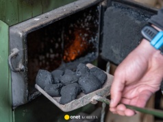 Pan Rafał nie ma w domu wody, dach grozi zawaleniem. Urzędnicy dostarczyli kilka worków węgla i odjechali