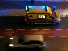 Groźny wypadek na Mazowszu. Autobus wypadł z jezdni. Kilkanaście osób zostało rannych