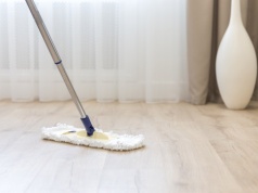 Podłoga po myciu lepi się i jest matowa? Winny jest ten nawyk