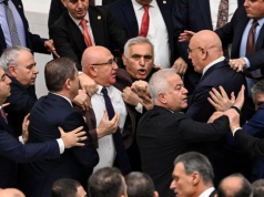 Chcieli zablokować zaprzysiężenie ministra. W parlamencie wybuchła bójka