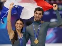 Po zawieszeniu jej partnera za rzekomą NAPAŚĆ seksualną została na lodzie. Z nowym, "kontrolującym i krytycznym" wywalczyła właśnie OLIMPIJSKIE ZŁOTO