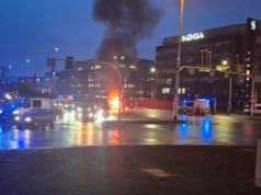 Pożar samochodu we Wrocławiu. Duże utrudnienia na ważnym skrzyżowaniu