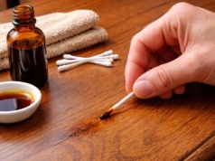 Trik stolarza. Gdy zauważy rysę na meblach drewnianych, bierze TO!