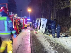 Wypadek na Mazowszu. Autobus wpadł do rowu i przewrócił się na bok, bo nie chciał zderzyć się ze zwierzęciem. Ranni w szpitalu