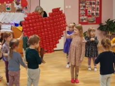 Pączkowo-walentynkowe spotkanie. Promyczki z Trzyńca odwiedziły podopiecznych ośrodka Jantar