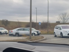 Uszkodzone koło i latarnia