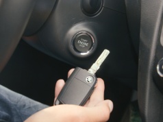 Rozładowana bateria w kluczyku – jak awaryjnie uruchomić samochód?