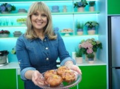 Te pączki będą świeże nawet dwa dni po tłustym czwartku. Przepis Ewy Wachowicz ma NIETYPOWY składnik