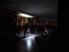 Prezydent Macron obwinia odnawialne źródła energii za wielką awarię prądu w Hiszpanii