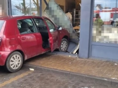 Kierowca wjechał do cukierni samochodem. Dostał mandat i skierowanie na badania