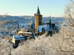 Malowniczy zamek u podnóża gór. Położony w "kolorowym miasteczku"