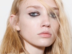 Uważasz, że źle wyglądasz w czerwonej szmince albo smokey eye? Francuska teoria kontrastu pokazuje, jak to naprawić