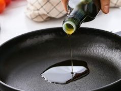 "Hot pan, cold oil" to złota zasada smażenia. Poprawna kolejność ma ogromne znaczenie