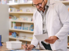 Finlandia zakazała, w Polsce dostępny bez recepty. Spór o bezpieczeństwo popularnego leku przeciwbólowego