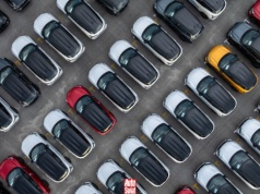 Rekordowy rok na rynku, ale tysiące nowych samochodów wciąż stoi na placach