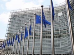 Policja weszła do biur Komisji Europejskiej. W tle transakcja za 900 mln euro