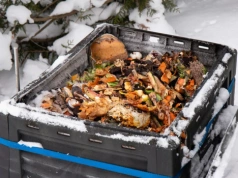 Wlej to do kompostownika zimą. Wiosną będziesz mieć czarną ziemię zamiast odpadów