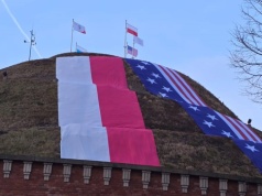 Polska i amerykańska flaga na Kopcu Kościuszki. Rozpoczęły się obchody 250-lecia niepodległości USA