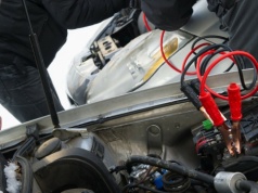 Jak odpalić samochód na kable? Bez sprawdzenia tego nawet nie próbuj