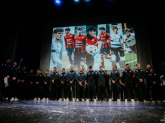 Piłkarze i kibice… w teatrze. Takiej prezentacji jeszcze nie było