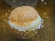 Co zrobić z olejem po smażeniu pączków? Wiele osób popełnia kosztowny błąd